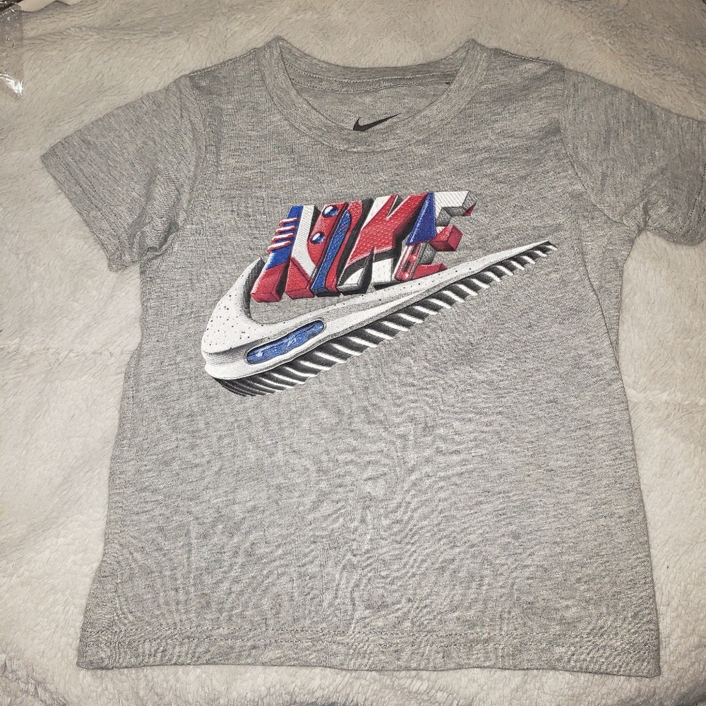 BOY'S New with tags Nike shirt